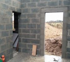 Porte arri&egrave;re du garage et celle amenant vers la cuisine, on voit les gaines EDF et PTT ainsi que l?&eacute;vacuation pour le LL