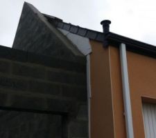 Polystyr&egrave;ne entre les deux maison, il y en a depuis les fondations, on voit la toiture du voisin d&eacute;coup&eacute;e aussi.