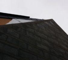 Polystyr&egrave;ne entre les deux maison, il y en a depuis les fondations, on voit la toiture du voisin d&eacute;coup&eacute;e aussi.