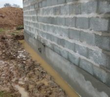 Pignon cot&eacute; jardin, il y a les a&eacute;rations du vide sanitaire, l'ouverture pour chemin&eacute;es ou po&ecirc;le et l'enduit d?imperm&eacute;abilit&eacute; (celui-ci est tomb&eacute; a certains endroits mais doit &ecirc;tre refait quand il fera plus beau)