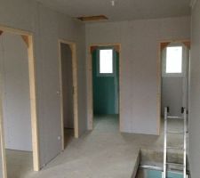 A gauche : ch3 puis ch4 et en face la salle de bains et les WC (sur la droite les deux autres chambres, mais on ne voit pas les portes).