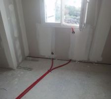 Gaines rouges pour le raccordement (Notre future chambre)