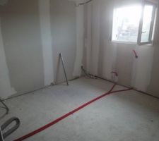 Gaines rouges pour le raccordement (Chambre d'une des filles)