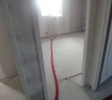 Gaines rouges pour le raccordement (Notre chambre)