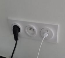 Ajout d'une prise chargeur telephone/tablette (USB) de la même marque et gamme pour une meilleure intégration  (schneider odace)
