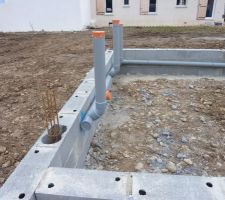 Le 20/02/2015 : Les tuyaux sont install&eacute;s. Je pense que la dalle ne va pas tarder.