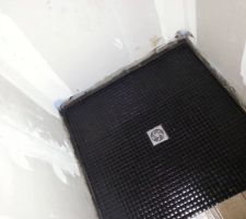 Sol de la douche italienne Salle d'eau Chambre parentale :
Émaux de piscine noir format rond pris chez Mouton carrelage -Nîmes-   Joint époxy pailleté?