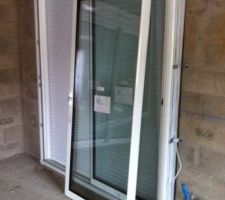 Cela fait  2 semaines que la baie vitrée attend d'être montée. ..