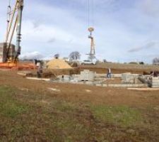 D&eacute;but d'&eacute;l&eacute;vation des 6 rangs de parpaings pour le vide sanitaire.