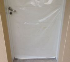 Carrelage posé sur le seuil de la porte d'entrée