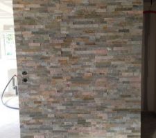 Parement pierre naturelle posée en attente du poêle à bois