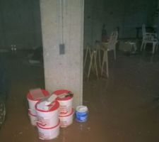 Inondation dans la cave lors de très gros orages en juillet 2014. Heureusement très rare. Nous avons une pompe à eau mais elle n était pas encore branchée!