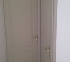 Wc à droite et bureau en face