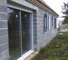Vue extérieur côté arrière, c'est la baie de la cuisine