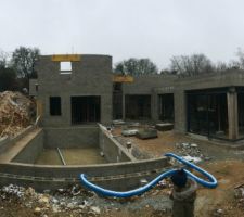 La Ma&ccedil;onnerie est quasiment termin&eacute;e il manque plus que la dalle de la partie gauche