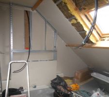Future chambre avec tête de lit en placo