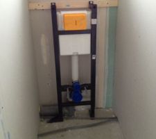 WC suspendus (merci au plombier pour les évacuations d'eau complètement hasardeuses!!!)