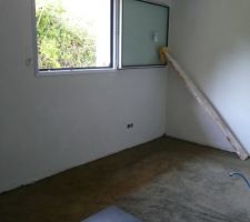 Sous-chape RDC. Carrelage dans chambre