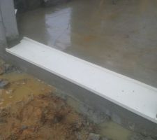 Les seuils de porte et de fen&ecirc;tres sont mis en place