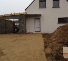 Garage en cours et mise en place du terrain avec terrassier