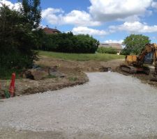 Terrassement et pr&eacute;paration du chemin d'acc&egrave;s