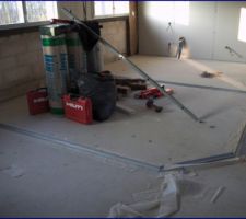 Pose des rails, les chambres sont délimitées.