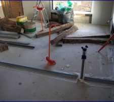 Pose des rails, les chambres sont délimitées.