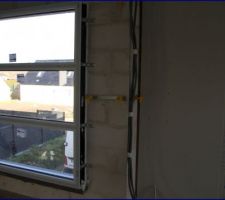 Vue sur la fenêtre au dessus de l'entrée. La cloison sera posée après car elle doit être raccord avec la cloison du bas pour former le vide sur hall.