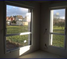 Une des chambres avec 2 grandes fenêtres, on adore. Petite mais très lumineuse.