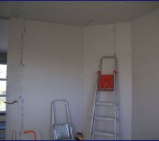 Cloisons d'une des chambres. Petite originalité: le mur en biais qui sert pour la porte de notre chambre derrière.