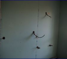 Salle de bains avec gaines pour une prise, une lumière et les évacuations des vasques.