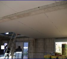 Le plafond au rez de chaussée déjà en bonne voie !