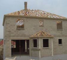 Maçonnerie de la cheminée avant la pose de la couverture