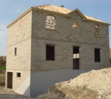 Façade avant terminée (les derniers linteaux sont cintrés) et les corniches sont finies.