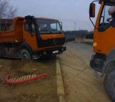 Camion de sable embourbé