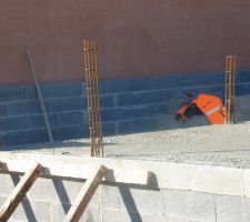 25/02/2015 : Alors là ils ont fait fort... Et je l'ai vu en direct ! La bétonnière, en avançant, a emmené le poteau !! Du coup il ont callé une planche pour pas que les parpaings et le béton tout frais tombent !!! Vivement demain et le rendez vous avec le conduc car ca va pas rigoler !