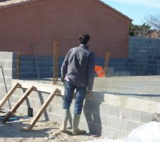 25/02/2015 : Alors là ils ont fait fort... Et je l'ai vu en direct ! La bétonnière, en avançant, a emmené le poteau !! Du coup il ont callé une planche pour pas que les parpaings et le béton tout frais tombent !!! Vivement demain et le rendez vous avec le conduc car ca va pas rigoler !