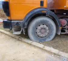 Camion de sable embourbé
