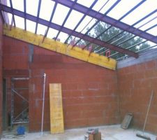 Coté garage en profilé métalliques IPE. Coffrage rampants et scellement des omégas