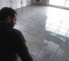 Opération carrelage débutée.