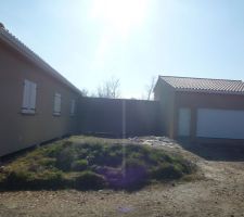 Vue sur les chambres et le garage