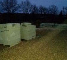 Les premiers moellons sont montés