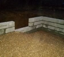 Les premiers moellons sont montés