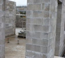 Les ma&ccedil;ons ont combl&eacute;s les espaces avec du mortier