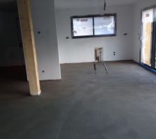 La chape est faite, le chauffage au sol recouvert. Maintenant, on a 28 jours de séchage, mais les artisans pourront recommencer à bosser et à circuler d'ici une bonne semaine