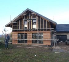 Et voil&agrave; au bout de 2 jours de pose du bardage : la partie basse est faite sur presque 3 c&ocirc;t&eacute;s. Encore une semaine de boulot pour tout finir, les pignons sont les endroits les plus d&eacute;licats &agrave; faire