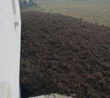 étalement des terres autour de la maison.base en tuf calcaire pour futur terrasse