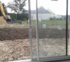 étalement des terres autour de la maison.base en tuf calcaire pour futur terrasse