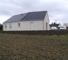 étalement des terres autour de la maison.base en tuf calcaire pour futur terrasse