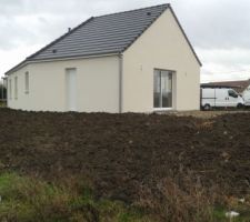 étalement des terres autour de la maison.base en tuf calcaire pour futur terrasse